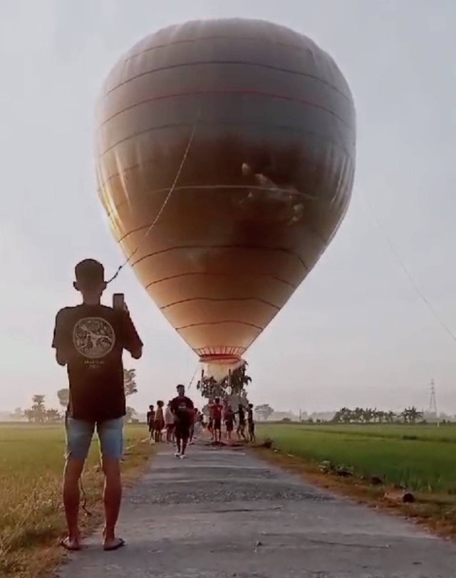 Balon udara berisi petasan di Ponorogo, Senin (13/5/2024). Dok: Ist.