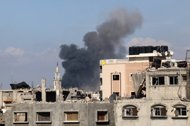 Asap mengepul menyusul serangan Israel di Jabalia, Jalur Gaza Utara, Minggu (12/5/2024). Foto: AFP