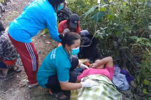 Akibat longsor, seorang Ibu warga Kecamatan Simbuang terpaksa melahirkan di tengah jalan Foto: Dok. Istimewa