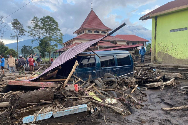 Kondisi kendaraan yang terdampak banjir lahar dingin Gunung Marapi di Nagari Bukik Batabuah, Agam, Sumatera Barat, Senin (13/5/2024). Foto: kumparan