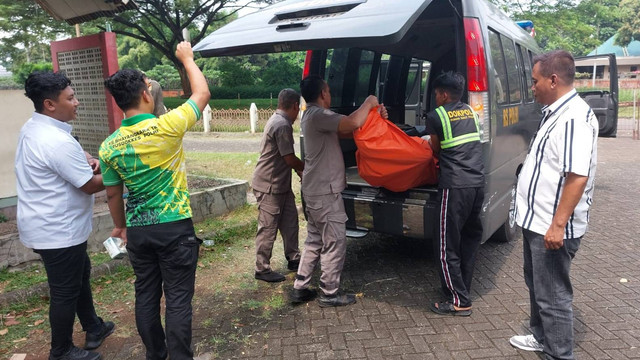 Jasad pria tanpa identitas ditemukan di Masjid At-Tin, Jakarta Timur. Foto: Dok. Istimewa