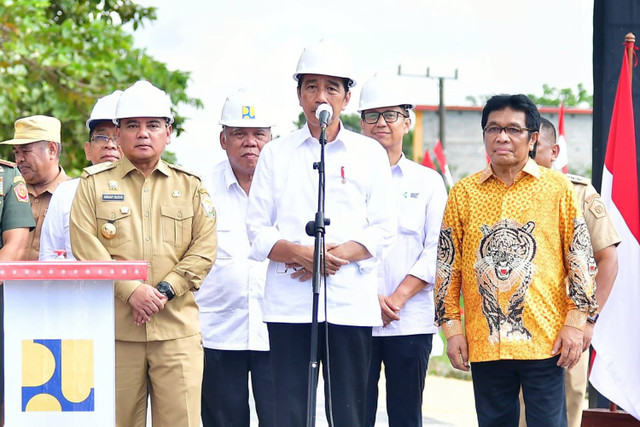 Presiden Jokowi meresmikan pelaksanaan Inpres Jalan Daerah Kabupaten Muna Barat Foto: Vico - Biro Pers Sekretariat Presiden