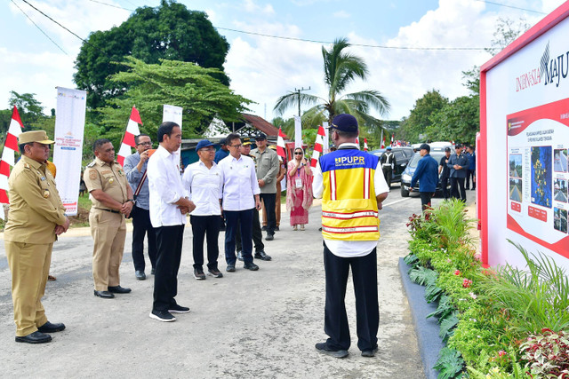 Presiden Jokowi meresmikan pelaksanaan Inpres Jalan Daerah Kabupaten Muna Barat Foto: Vico - Biro Pers Sekretariat Presiden