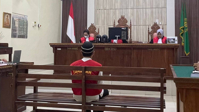 Komika Aulia Rakhman ketika menjalani proses persidangan di Pengadilan Negeri Tanjungkarang, Bandar Lampung pada Senin (13/5) | Foto : Almuhtarom