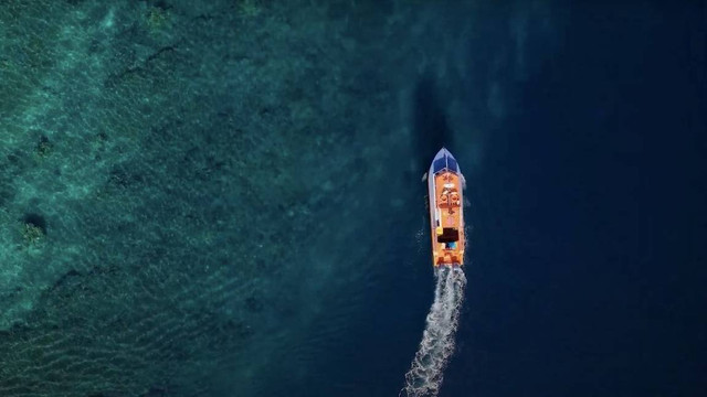 Foto udara saat kapal tim Environmental Marine Harita Nickel menuju titik lokasi pengecekan kualitas air laut di perairan Kawasi, Pulau Obi. Foto: kumparan