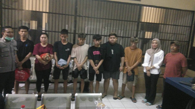 Tujuh tersangka yang terlibat jaringan prostitusi anak di bawah umur di Surabaya. Foto: Dok. Istimewa