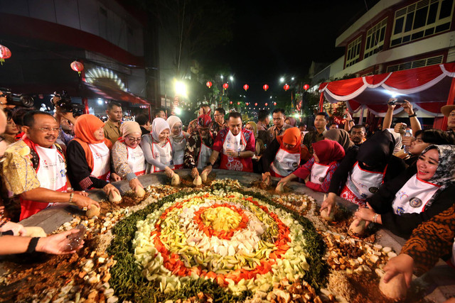 Festival Rujak Uleg yang digelar di kawasan kota lama Surabaya, Kembang Jepun. Foto: Diskominfo Surabaya