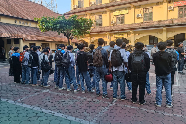 Sejumlah pelajar yang nongkrong dibubarkan dan diberi pembinaan di Polresta Yogyakarta, Senin (13/5/2024). Foto: Arfiansyah Panji Purnandaru/kumparan