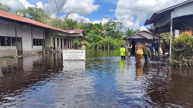 Warga Desa Pasak, Sungai Ambawang terkena banjir. Foto: Dok, Polsek Sungai Ambawang