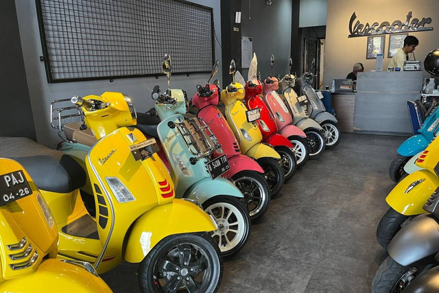 Suasana showroom Vescooter, dealer Vespa matic di Depok. Foto: Fitra Andrianto/kumparan