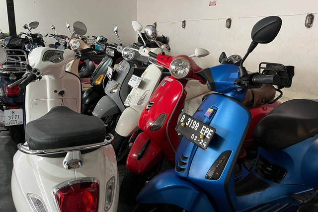 Suasana showroom Vescooter, dealer Vespa matic di Depok. Foto: Fitra Andrianto/kumparan