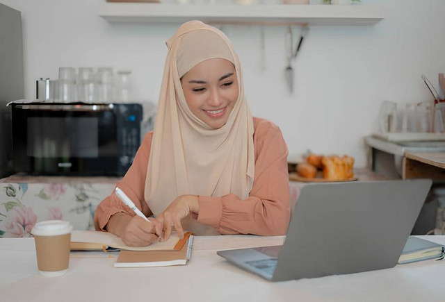 Ilustrasi generasi z yang melakukan pekerjaan freelance (sumber: https://pixabay.com/id/)