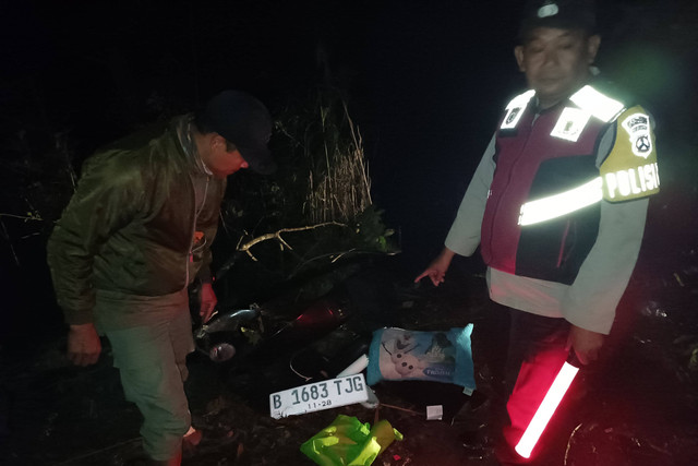 Mobil bernomor polisi B 1683 TJG terjun ke jurang di kawasan hutan Taman Nasional Bromo Tengger Semeru (TNBTS) Coban Trisula, Desa Ngadas, Kecamatan Poncokusumo, Kabupaten Malang, Senin (13/5/2024). Foto: Dok. Istimewa