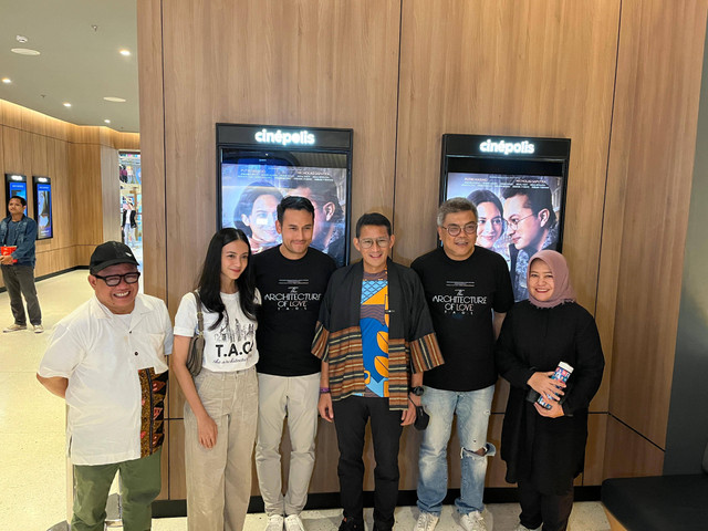 Menteri Pariwisata dan Ekonomi Kreatif (Menparekraf) Sandiaga Uno dalam acara nonton bareng The Architecture of Love di bioskop Cinepolis Senayan Park, Jakarta Pusat, Minggu (12/5/2024).