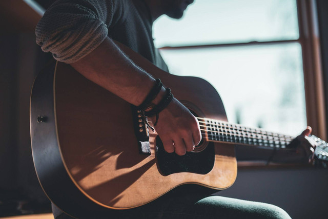 tempat les gitar di Bandung.. Foto hanya ilustrasi, bukan tempat sebenarnya. Sumber: Unsplash/jacek dylag