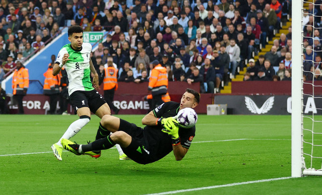 Kiper Aston Villa, Emiliano Martinez, lakukan blunder berujung gol pertama Liverpool dalam laga pekan ke-37 Liga Inggris 2023/24 di Stadion Villa Park, Selasa (14/5) dini hari WIB. Foto: REUTERS/Carl Recine