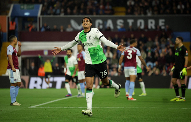 Jarell Quansah cetak gol saat laga Aston Villa vs Liverpool dalam pekan ke-37 Liga Inggris 2023/24 di Stadion Villa Park, Selasa (14/5) dini hari WIB. Foto: Action Images via Reuters/Andrew Boyers