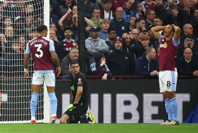 Emiliano Martinez kecewa kebobolan saat laga Aston Villa vs Liverpool dalam pekan ke-37 Liga Inggris 2023/24 di Stadion Villa Park, Selasa (14/5) dini hari WIB. Foto: Action Images via Reuters/Andrew Boyers