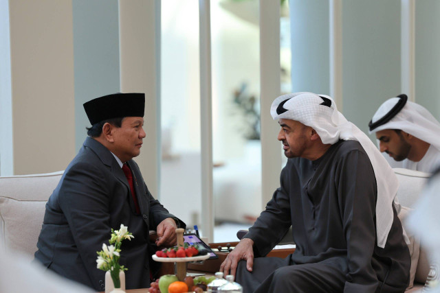 Presiden terpilih periode 2024-2029 Prabowo Subianto berbincang dengan presiden Uni Emirat Arab (UEA) Yang Mulia Syeikh Mohamed bin Zayed Al Nahyan (MBZ) di Istana Al Shati, Abu Dhabi, Senin, (14/5).  Foto: Dok. media prabowo gibran