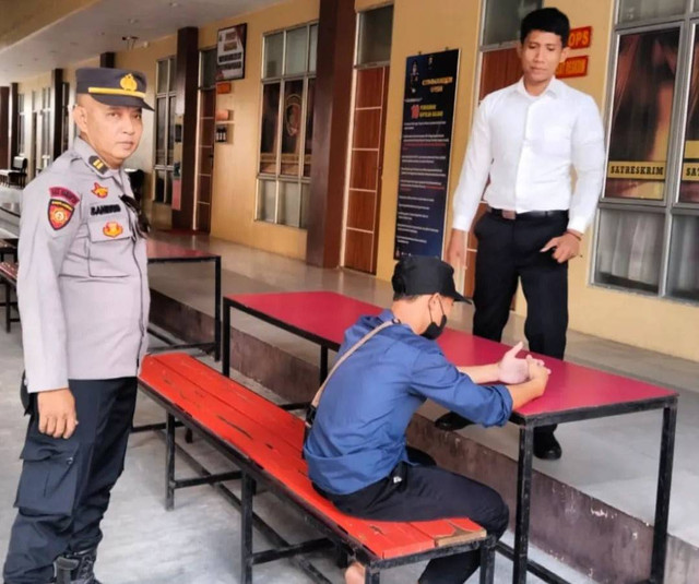 Pelaku perekam wanita saat mandi diamankan polisi. Foto: Dok. Polsek Selatan 