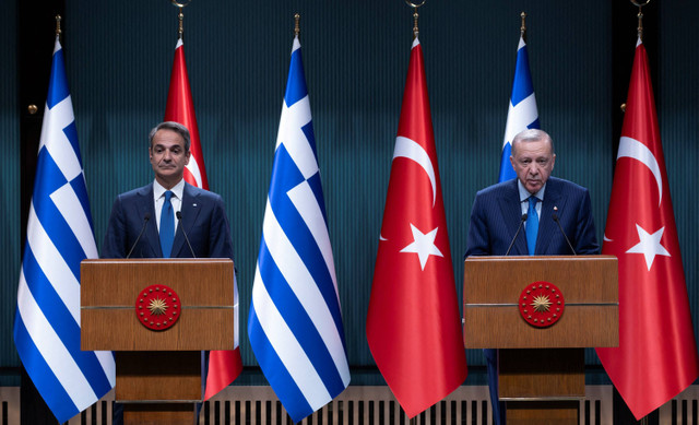 Presiden Turki Tayyip Erdogan dan Perdana Menteri Yunani Kyriakos Mitsotakis menghadiri konferensi pers di Ankara Foto: Umit Bektas / REUTERS