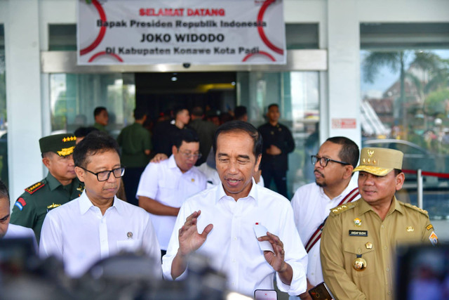 Presiden Jokowi memberikan keterangan pers saat tinjau fasilitas kesehatan di RSUD Kabupaten Konawe, Selasa (14/5/2024). Foto: Vico/Biro Pers Sekretariat Presiden