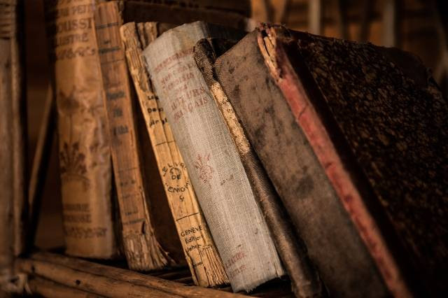 Ilustrasi Sumber https://pixabay.com/id/photos/buku-buku-lama-buku-tua-436498/