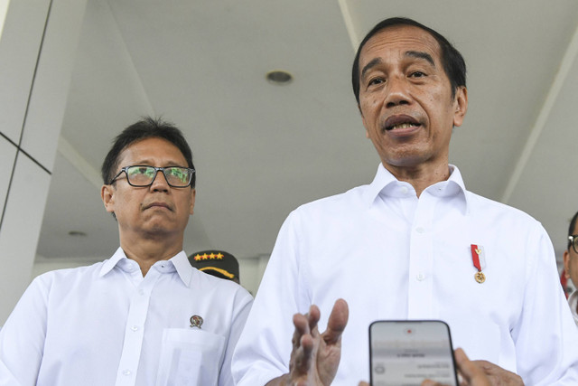 Presiden Joko Widodo (kanan) didampingi Menteri Kesehatan Budi Gunadi Sadikin (kiri) memberikan keterangan meninjau BLUD Rumah Sakit Konawe, Sulawesi Tenggara, Selasa (14/5/2024). Foto: ANTARA FOTO/Hafidz Mubarak A