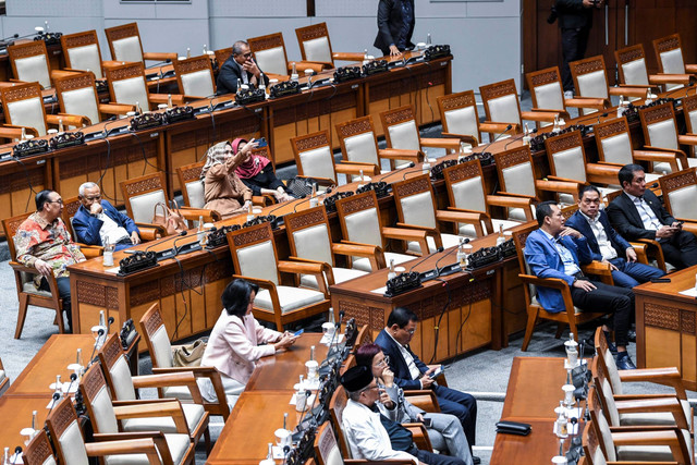 Anggota DPR mengikuti rapat paripurna ke-16 pembukaan masa persidangan V tahun sidang 2023-2024 di kompleks Parlemen, Jakarta, Selasa (14/5/2024). Foto: Galih Pradipta/ANTARA FOTO