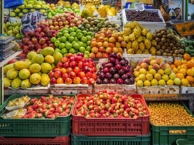 Toko buah di Semarang. Foto hanya ilustrasi, bukan gambar sebenarnya. Sumber: Unsplash/ Alexander Schimmeck. 