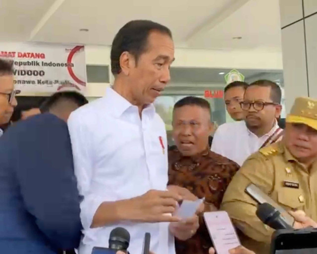 Saat Jokowi dihampiri pria yang curhat soal gaji ditahan. Dok: Istimewa.