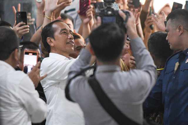 Presiden Jokowi berfoto dengan warga saat meninjau BLUD RSUD Kabupaten Konawe, Sulawesi Tenggara, Selasa (14/5/2024). Foto: Hafidz Mubarak A/ANTARA FOTO