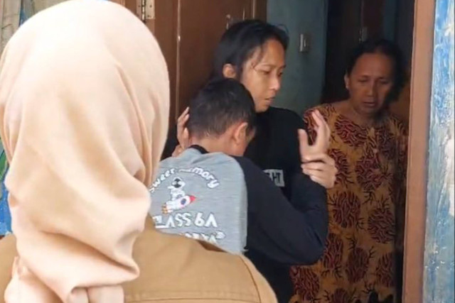 Seorang anak berusia 13 tahun bernama Arya Randi Pratama, mengalami depresi berat, setelah Handphone miliknya dijual oleh Ibunya sendiri di Kelurahan Pekiringan, Kecamatan Kesambi, Kota Cirebon, Jawa Barat. Foto: Dok. kumparan