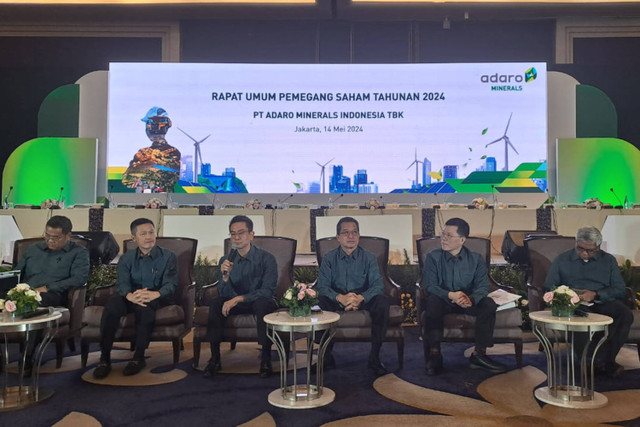 Anggota Direksi PT Adaro Minerals Indonesia Tbk (ADMR) dalam konfernsi pers RUPST 2024 di Jakarta, Selasa (14/5/2024). Foto: Ghifari/Kumparan