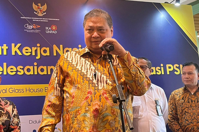 Menko Bidang Perekonomian Airlangga Hartarto, usai sambutan di acara Rapat Kerja Nasional Percepatan Penyelesaian dan Pra-Evaluasi Proyek Strategis Nasional di Jakarta, Selasa (14/5/2024).  Foto: Widya Islamiati/kumparan