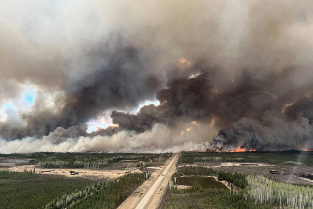 Asap mengepul dari kebakaran hutan di Kawasan Hutan Tingkat Tinggi, dekat Indian Cabins, Alberta, Kanada, Jumat (10/5/2024). Foto: Kebakaran Hutan Alberta/Handout via REUTERS