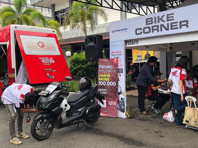 Bike Corner di halaman Disdikbud Pontianak. Asmo Kalbar hadirkan motor listrik Honda EM1 di Gathering Costumer Service. Foto: Rere Hutapea/Hi!Pontianak