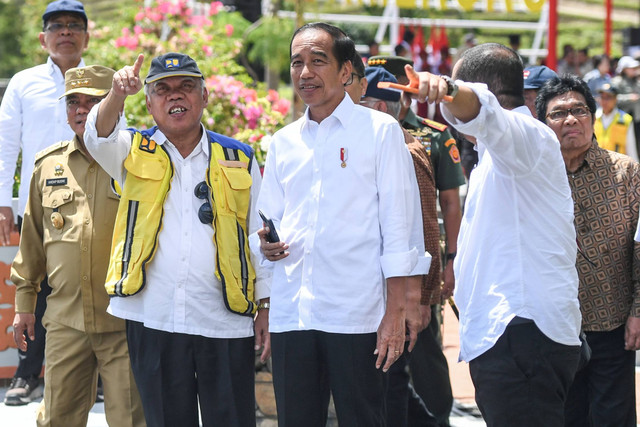 Presiden Jokowi (kedua kiri) berbincang dengan Menteri PUPR Basuki Hadimuljono (kiri) saat meninjau Bendungan Ameroro usai diresmikan di Konawe, Sulawesi Tenggara, Selasa (14/5/2024). Foto: Jojon/ANTARA FOTO 