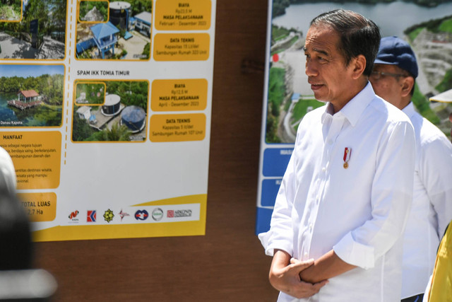 Presiden Jokowi mendengarkan pemaparan terkait bendungan saat meresmikan Bendungan Ameroro di Konawe, Sulawesi Tenggara, Selasa (14/5/2024). Foto: Jojon/ANTARA FOTO 