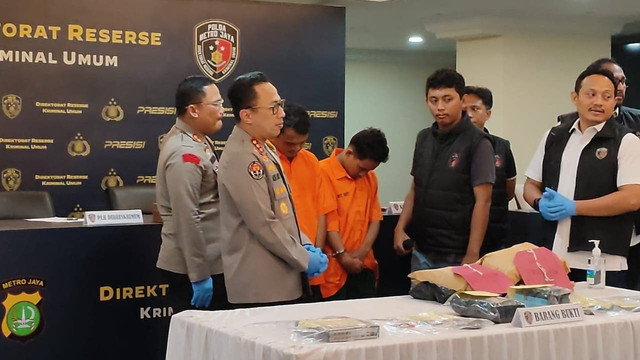 Pers rilis kasus mayat terbungkus sarung di Polda Metro Jaya, Jakarta, Selasa (14/5/2024). Foto: Rachmadi Rasyad/kumparan