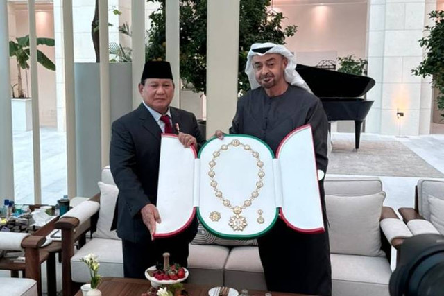 Menhan Prabowo Subianto menerima penganugerahan Zayed Medal dari MBZ. Foto: Kemhan RI