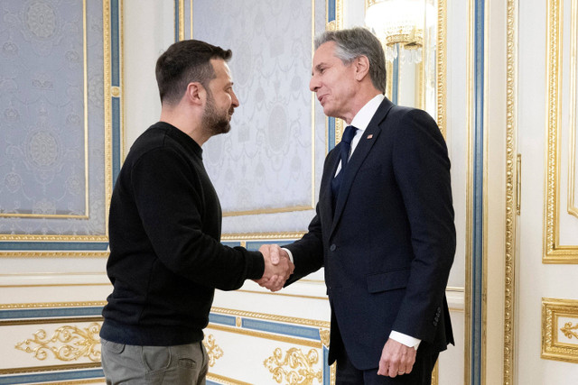 Presiden Ukraina Volodymyr Zelensky berjabat tangan dengan Menteri Luar Negeri AS Antony Blinken sebelum pertemuan mereka di Kiev, Ukraina, Selasa (14/5/2024). Foto: BRENDAN SMIALOWSKI/Pool via REUTERS