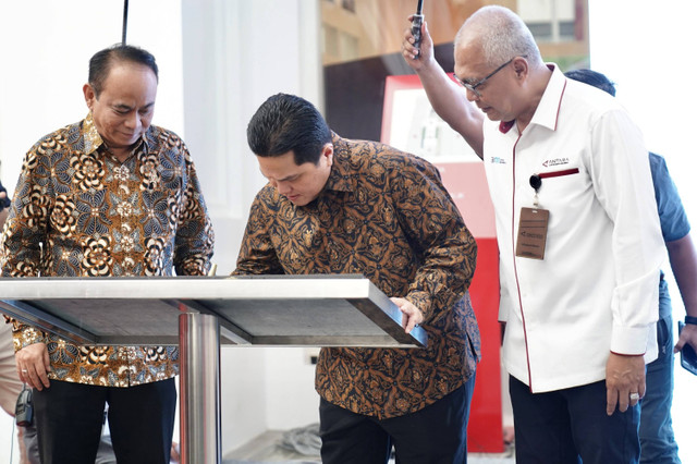 Menteri BUMN Erick Thohir bersama Menkominfo Budi Arie Setiadi meresmikan ANTARA Heritage Center di Jakarta, Selasa (14/5/2024). Foto: Antara