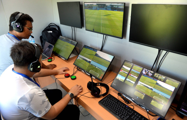 Petugas memeriksa monitor saat menyiapkan perangkat Wasit Berbantuan Video (VAR) di dalam mobil VAR di Training Center Bali United, Pantai Purnama, Gianyar, Bali, Selasa (14/5/2024). Foto: Fikri Yusuf/ANTARA FOTO