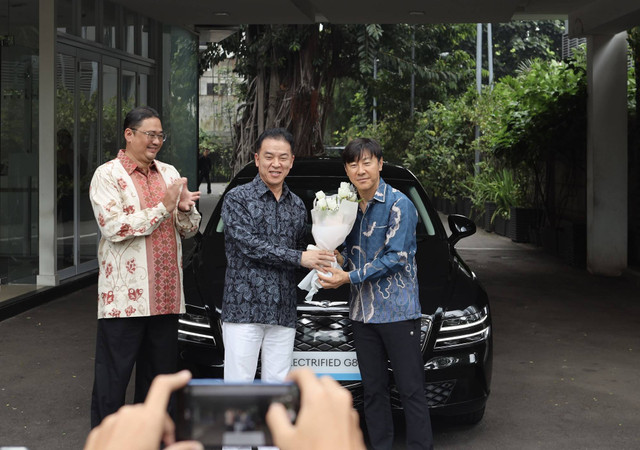Kepala pelatih Timnas Indonesia, Shin Tae-yong menerima mobil listrik Genesis Electrified G80 di Jakarta. Foto: dok. HMID