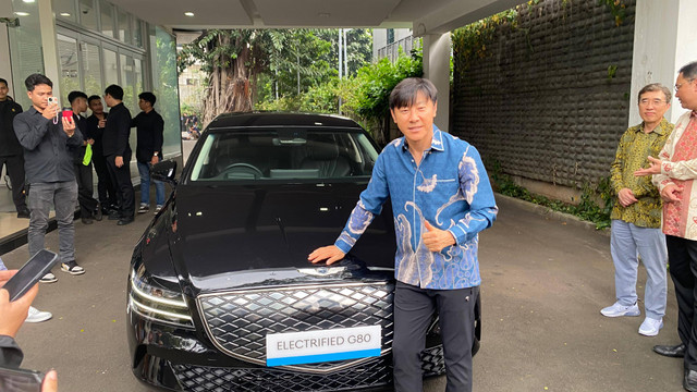 Kepala pelatih Timnas Indonesia, Shin Tae-yong menerima mobil listrik Genesis Electrified G80 di Jakarta. Foto: Soni Insan Bagus/kumparan