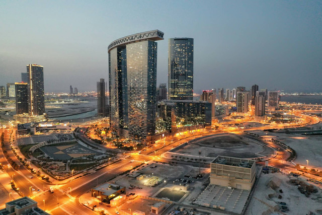 Ilustrasi Perbedaan Abu Dhabi dan Dubai. Sumber: Unsplash.com/Kamil Rogalinski