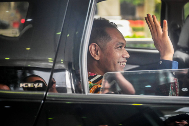 Wakil Ketua KPK Nurul Ghufron melambaikan tangan usai mengikuti sidang etik di Gedung Pusat Edukasi Antikorupsi KPK, Jakarta, Selasa (14/5/2024). Foto: Rivan Awal Lingga/ANTARA FOTO