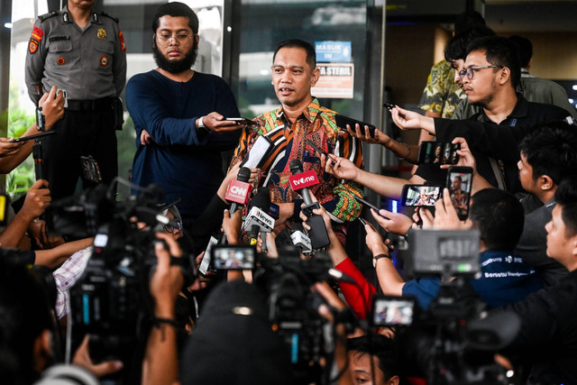 Wakil Ketua KPK Nurul Ghufron menjawab pertanyaan wartawan usai mengikuti sidang etik di Gedung Pusat Edukasi Antikorupsi KPK, Jakarta, Selasa (14/5/2024).  Foto: Rivan Awal Lingga/ANTARA FOTO