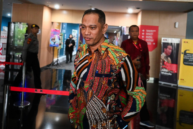 Wakil Ketua KPK Nurul Ghufron menjawab pertanyaan wartawan usai mengikuti sidang etik di Gedung Pusat Edukasi Antikorupsi KPK, Jakarta, Selasa (14/5/2024).  Foto: Rivan Awal Lingga/ANTARA FOTO